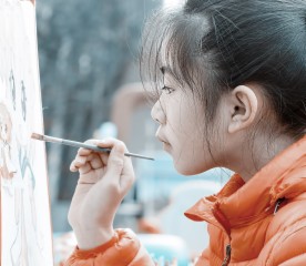画画的小女孩