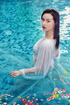 泳池婚纱--修图：张爱春（亳州）